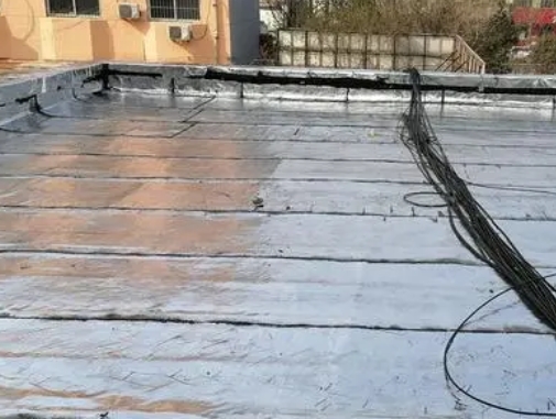 未央卫生间漏水维修公司分享下未央屋面楼顶防水刚性防水层施工要点。